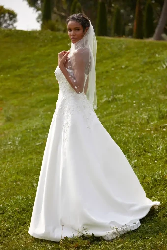Nieve Couture Delicate Petal Edge Veil | NV388 #4 Ivory thumbnail